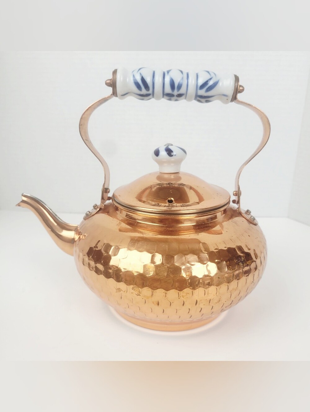 Vtg 80s~Benjamin & Medwin Hammered Copper Tea Kettle Blue/White Ceramic Handle